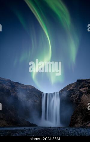 Una bella Auora Borealis aka aurora boreale sopra la cascata di Skogafoss In Islanda Foto Stock