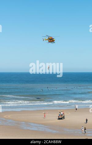 Hourtin, Francia - 08-07-2020: I soccorritori della sicurezza civile si allenano in elicottero sulla spiaggia di Houtin, vicino a Lacanau sulla costa atlantica francese Foto Stock