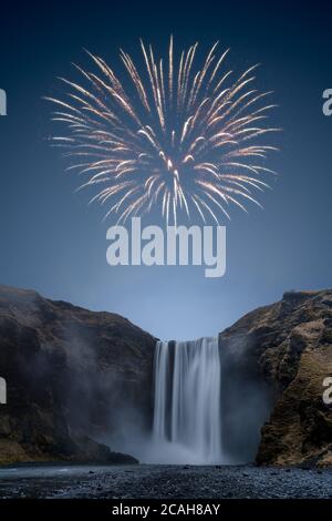 Un singolo bel fuochi d'artificio sopra la cascata di Skogafoss in Islanda Foto Stock