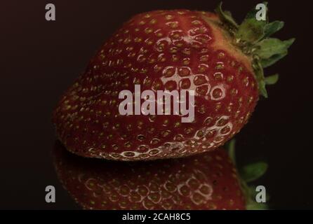 Fragola sul tavolo, fragole di closeup. Frutta Foto Stock