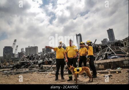 Beirut, Libano. 07 agosto 2020. I membri tedeschi della difesa civile lavorano nel porto distruttivo di Beirut, mentre diversi lavoratori della difesa provenienti da paesi stranieri si sono Uniti ai loro colleghi libanesi in cerca di vittime della massiccia esplosione del porto di Beirut martedì. Credit: Marwan Naamani/dpa/Alamy Live News Foto Stock