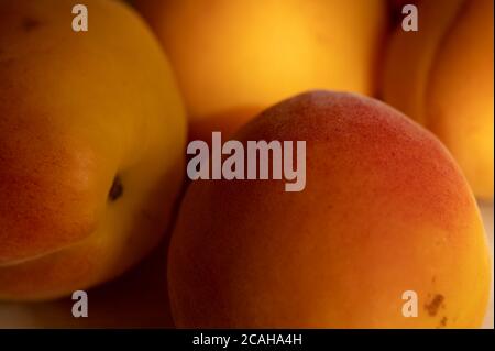 Albicocche succose mature la consistenza della superficie. Primo piano Foto Stock