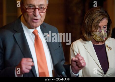 Il presidente della Camera dei rappresentanti degli Stati Uniti Nancy Pelosi (democratico della California) e il leader delle minoranze del Senato americano Chuck Schumer (democratico di New York) parlano con i giornalisti a seguito di un incontro con il capo di stato maggiore della Casa Bianca Mark Meadows, E il Segretario del Tesoro americano Steven T. Mnuchin riguardo al pacchetto di incentivi economici COVID-19 che è durato oltre tre ore presso il Campidoglio degli Stati Uniti a Washington, DC., giovedì 6 agosto 2020. Credito: Rod Lammey/CNP /MediaPunch Foto Stock