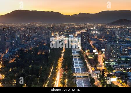 Fiume Mapocho e Forestal Park presso il centro cittadino con i quartieri di patronato, Bellas Artes e Bellavista, Santiago del Cile Foto Stock