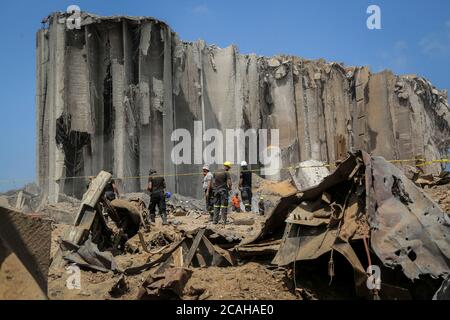 Beirut, Libano. 07 agosto 2020. Gli operai libanesi della difesa civile si trovano nel luogo della massiccia esplosione all'interno del porto di Beirut che ha lasciato la città in distruzione martedì, uccidendo almeno 100 persone e feriti migliaia. Credit: Marwan Naamani/dpa/Alamy Live News Foto Stock