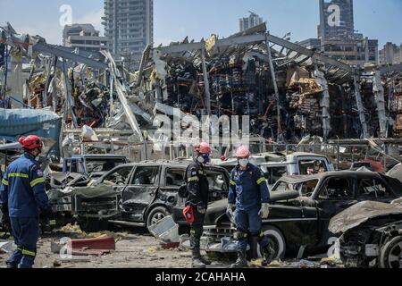 Beirut, Libano. 07 agosto 2020. Gli addetti alla difesa civile ispezionano le macerie sul luogo della massiccia esplosione all'interno del porto di Beirut che ha lasciato la città in distruzione martedì, uccidendo almeno 100 persone e ferendo migliaia di feriti. Credit: Marwan Naamani/dpa/Alamy Live News Foto Stock