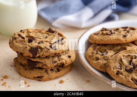 Primo piano di biscotti al cioccolato su un tavolo e un piatto Foto Stock