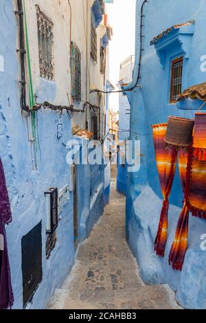 Tipica architettura marocchina e strade esotiche a Chefchaouen, città blu in Marocco Foto Stock