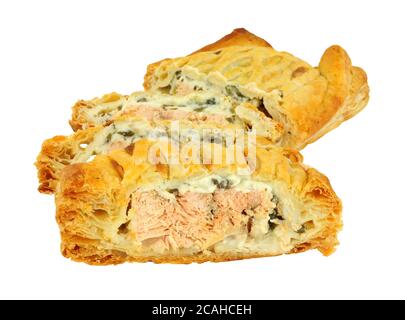 Sfoglia affettato di salmone coperto Wellington con ripieno di spinaci al formaggio isolato su sfondo bianco Foto Stock