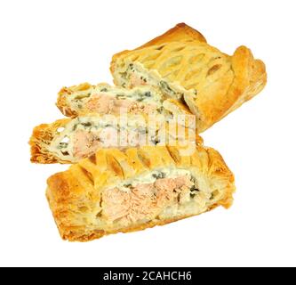 Sfoglia affettato di salmone coperto Wellington con ripieno di spinaci al formaggio isolato su sfondo bianco Foto Stock