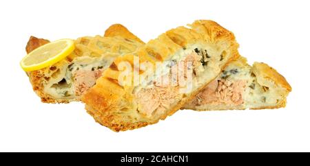 Sfoglia affettato di salmone coperto Wellington con ripieno di spinaci al formaggio isolato su sfondo bianco Foto Stock
