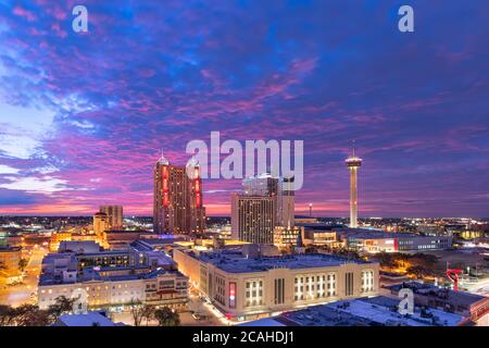 San Antonio, Texas, USA al tramonto dall'alto. Foto Stock