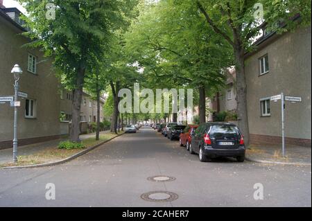 Am Heideberg Ecke Ungewitterweg in der Gartenstadt Staaken in Berlin-Spandau, Blickrichtung Nord zum Finkenkruger Weg Foto Stock