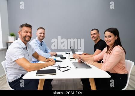 Smart Business People Team che collabora in ufficio Foto Stock