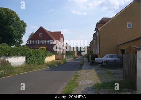 Die zwischen 1914 und 1917 nach den Entwürfen des Architekten Paul Schmitthenner errichtete Gartenstadt Staaken in Berlin-Spandau. Foto Stock