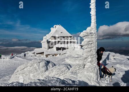 Rifugio, ghiaccio e neve racchiusi, a Szrenica, nella catena montuosa di Karkonosze, monti Sudetes, Parco Nazionale di Karkonosze, Polonia Foto Stock