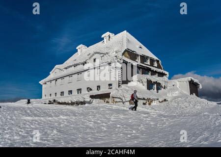 Rifugio, ghiaccio e neve racchiusi, a Szrenica, nella catena montuosa di Karkonosze, monti Sudetes, Parco Nazionale di Karkonosze, Polonia Foto Stock