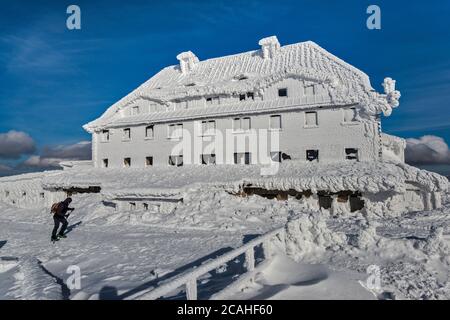 Rifugio, ghiaccio e neve racchiusi, a Szrenica, nella catena montuosa di Karkonosze, monti Sudetes, Parco Nazionale di Karkonosze, Polonia Foto Stock