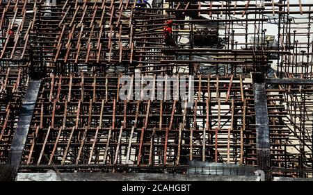 Rio de Janeiro, Brasile 13 novembre 2018 i lavoratori trasportano cemento come costruire un edificio commerciale Foto Stock