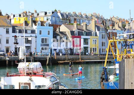 Il grazioso porto vecchio di Weymouth, Dorset, in un giorno d'estate molto affollato, sulla costa meridionale dell'Inghilterra, Regno Unito Foto Stock