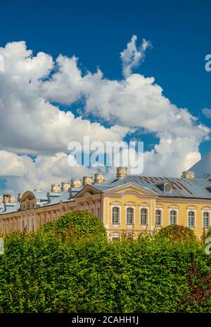 Siepi in Rundale Palace giardino francese con frammento di palazzo su uno sfondo. Foto Stock