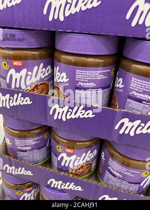 Viersen, Germania - 9 luglio. 2020: Vista sui bicchieri di cioccolato Milka nel supermercato tedesco Foto Stock