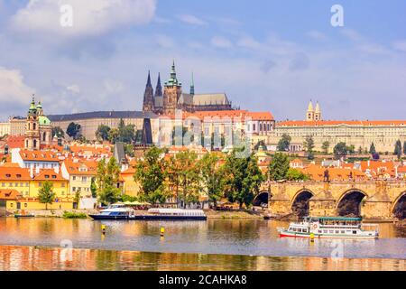 Città paesaggio estivo - vista del quartiere storico Hradcany di Praga e complesso castello Castello di Praga, Repubblica Ceca Foto Stock