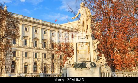 Paesaggio della città - Vista del Monumento di Mozart situato nel parco Burggarten nel quartiere Innere Stadt di Vienna, Austria Foto Stock
