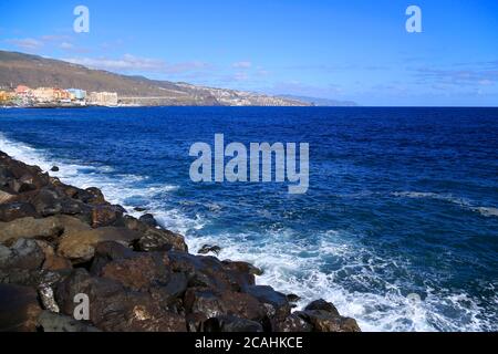 Onde che si infrangono sulle rocce. Foto Stock