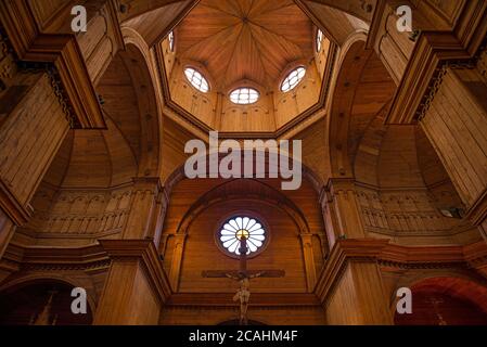 Interno chiesa in legno a Castro, Chiloe Island, Cile. Foto Stock