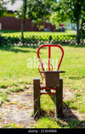 Immagine verticale di un rotatore con sega a tazza nel parco giochi Foto Stock