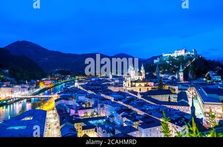 Panorama spettacolare vista sulla storica architettura del centro della città durante il tramonto a Salisburgo, Austria. Foto Stock