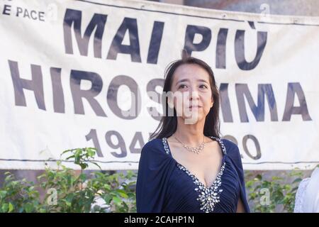 Roma, Italia. 06 agosto 2020. Cantante giapponese durante la cerimonia di fronte al Pantheon di Roma per celebrare il 75° anniversario del lancio della bomba nucleare nella città giapponese di Hiroshima durante la seconda guerra mondiale. Carla Fracci era presente anche per Save the Children (Photo by Matteo Nardone/Pacific Press/Sipa USA) Credit: Sipa USA/Alamy Live News Foto Stock