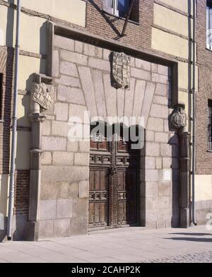 EXT-PUERTA DE ENTRADA-S XV-ACTUALMENTE SEDE DE LA ACADEMIA DE CIENCIAS MORALES Y POLITICAS. LOCALITÀ: TORRE DE LOS LUJANES / ACADEMIA DE CIENCIAS MORALES. MADRID. SPAGNA. Foto Stock