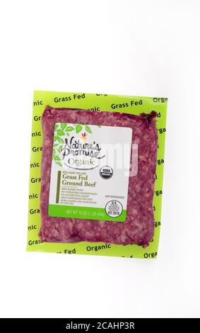 Il pacchetto di carni bovine a base di erba biologica alimentate da carne macinata da parte della promessa di Nature Stop & Shop su bianco Foto Stock