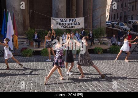 Roma, Italia. 06 agosto 2020. Cerimonia davanti al Pantheon a Roma per celebrare il 75° anniversario del lancio della bomba nucleare nella città giapponese di Hiroshima (Foto di Matteo Nardone/Pacific Press/Sipa USA) Credit: Sipa USA/Alamy Live News Foto Stock