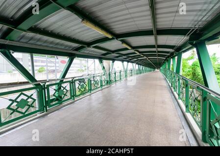 ponte pedonale vuoto tra lo skytrain Foto Stock