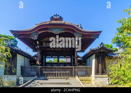 Vista della porta Nhan Hoa Tu Sac su Mon del Tempio Ninna-ji, a Kyoto, Giappone Foto Stock