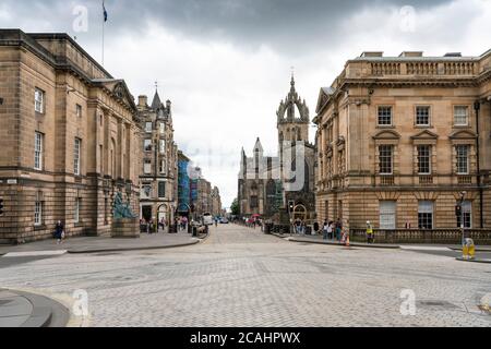 Edimburgo, Scozia, Regno Unito. 7 agosto 2020. Vedute di un miglio reale molto piu' tranquillo del normale, con pochissimi turisti. In quello che sarebbe stato il giorno di apertura del 2020 cancellato Edinburgh Fringe Festival, il Royal Mile normalmente imballato sarebbe stato assetato di turisti e artisti di strada. Iain Masterton/Alamy Live News Foto Stock