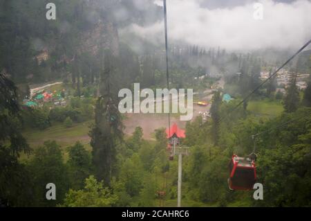 Solang valle di Manali in Himachal Pradesh visto dalla corda in una giornata nuvolosa e piovosa, messa a fuoco selettiva Foto Stock