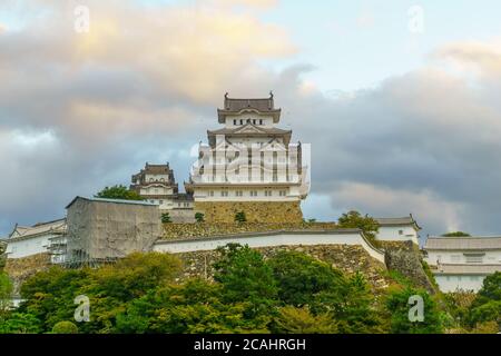 Sunrise vista del castello di Himeji, datata 1333, nella città di Himeji, nella prefettura di Hyogo, Giappone Foto Stock