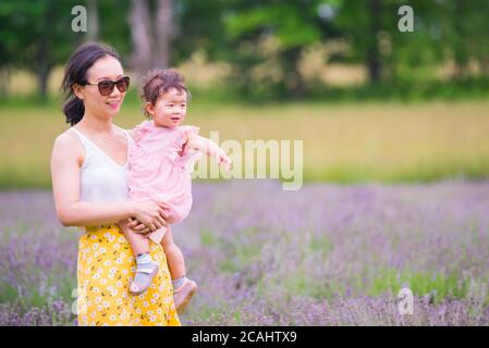 Magog, Canada - Luglio 26 2020: Madre e figlia giocano nella fattoria di lavanda Foto Stock