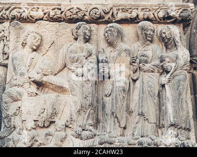 Foto in primo piano di vecchie statue sulla chiesa romana nella città di Estella a Navarra, Spagna Foto Stock