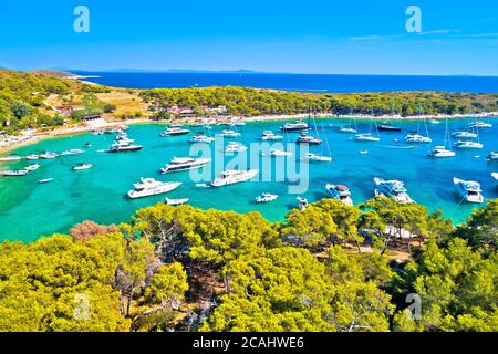 Veduta aerea di Palmizana, baia di vela e spiaggia turchese sulle isole Pakleni Otoci, arcipelago di Hvar in Croazia Foto Stock