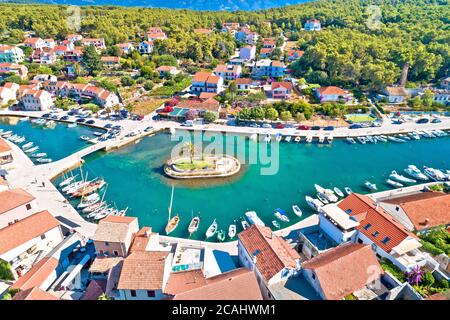 Città di Vrboska piccola isola di palme vista aerea, isola di Hvar, arcipelago Dalmazia della Croazia Foto Stock