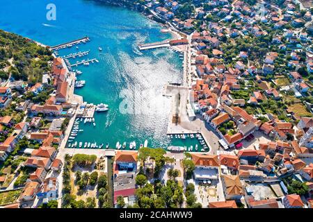 Città della baia di Jelsa e vista aerea lungomare, isola di Hvar, arcipelago della Dalmazia della Croazia Foto Stock