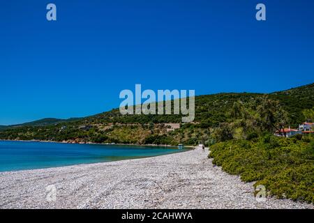 Vista estiva della famosa spiaggia di Agios Dimitrios (Saint Demetrios) sull'isola di Alonnisos, Sporadi, Grecia Foto Stock