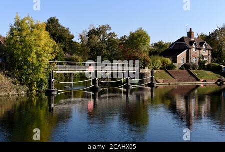 Riflessioni nelle acque ferme del Tamigi nella Vecchia Windsor, in una perfetta giornata autunnale Foto Stock