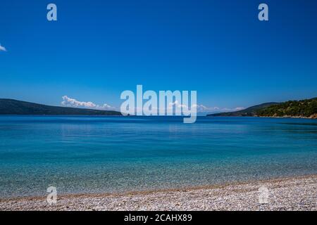 Vista estiva della famosa spiaggia di Agios Dimitrios (Saint Demetrios) sull'isola di Alonnisos, Sporadi, Grecia Foto Stock