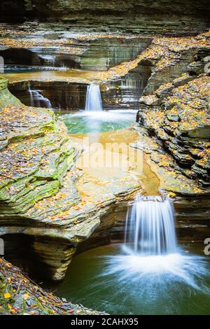 Percorso attraverso piccole cascate a Finger Lakes, Stati Uniti Foto Stock